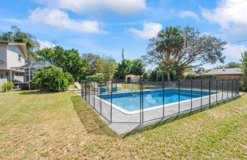 Oversized 4bed + Converted Bedroom, HEATED Pool + Hot Tub - Photo 6