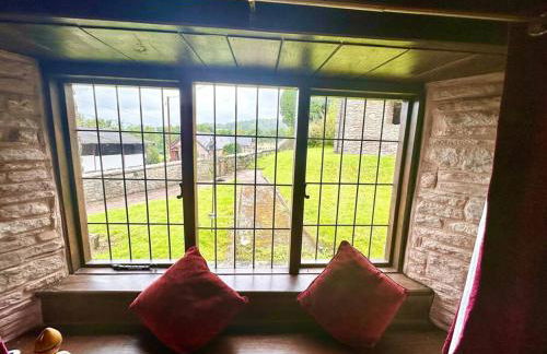 16th Century Farm House,6 Beds,5 BATHROOMS,SLEEPS 15,BBQ,HOT TUB,CINEMA ROOM WITH SURROUND SOUND,With Cymru Holidays - Foto 52