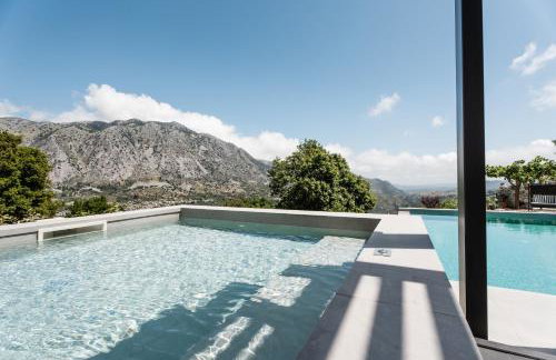 Eumelia Iconic Villa, with Heated Pool & Whirlpool, By ThinkVilla - Foto 9