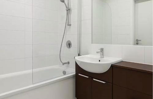 Modern 2 Bed Flat with parking Next to Basildon Station - Foto 9