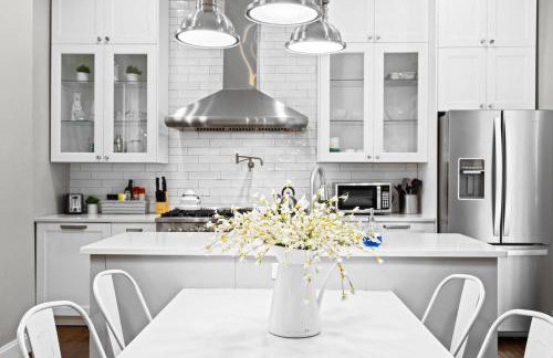 Elegant Manor w Private Yard & Modern Amenities - Foto 28