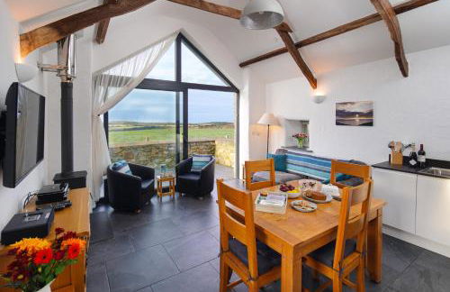 The Dairy, Treathro Farm - Rural, sea views, woodburner - Photo 5