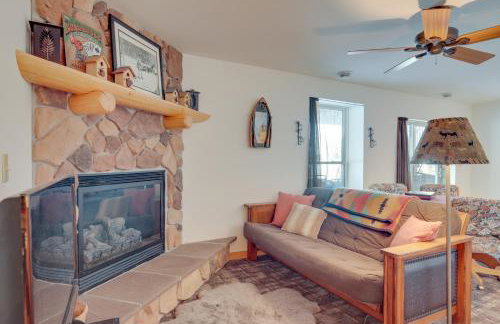 Lakefront Tomahawk Getaway with Deck and 2 Fireplaces! - Foto 10