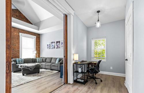 Main Street Balcony Apartment For up to 8 guests! - Foto 9