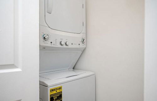 Chic 3BR Bungalow with Screened Porch & Patios - Foto 23