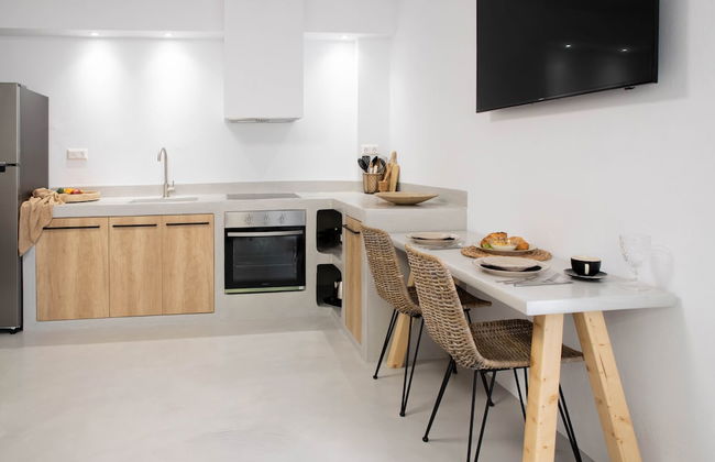 Pebble Luxury Suite by the Sea - Photo 8