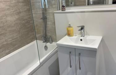 Brand-new flat, King Bed, Sofa Bed with full kitchen, Wi-Fi, self check-in Central location near everything - Foto 20