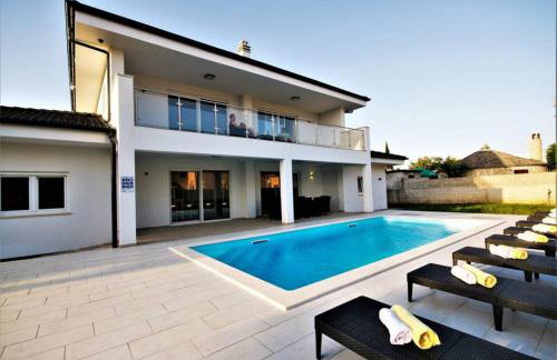 New Villa with Pool - Foto 32