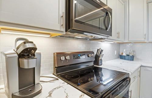 Lakefront Topsider Condo w/ Boat Slip, 2 Pools & Large Deck - Foto 16