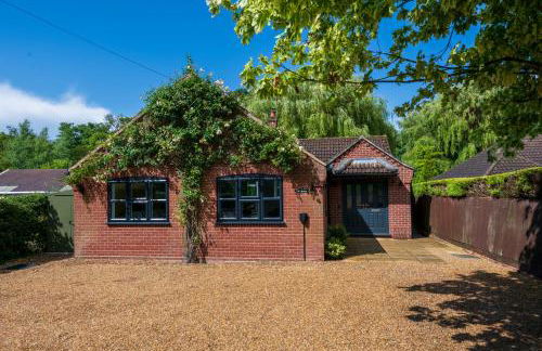 Waterside Cottage - Hot Tub, Mooring, Arcade, Bar - Foto 26