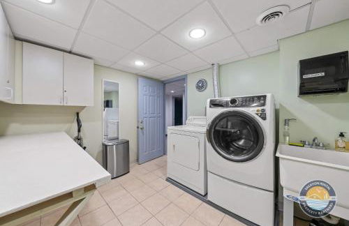 New Lake Como Retreat with Bar and Pool Table - Foto 22