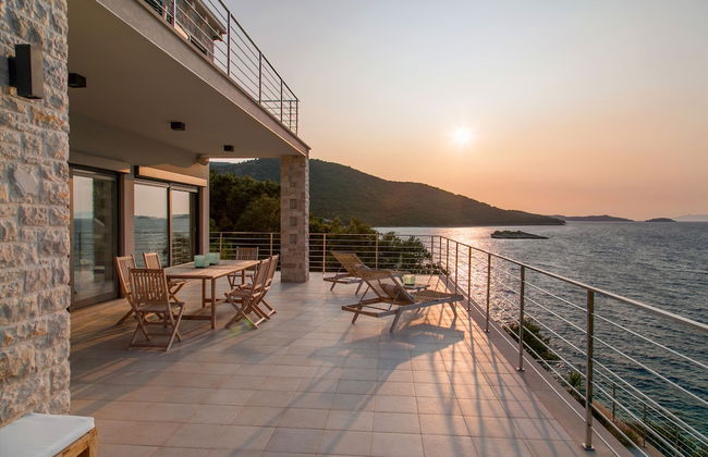 Beachfront Villa Poseidon with Heated Pool - Foto 34