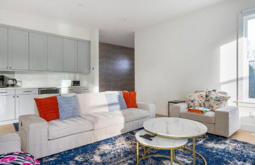 Elegant 3-Story House with Private Backyard in WA - Photo 1