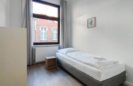 Tolstov Apartments - City Apartments with 2 , 3 and 6 Rooms - 15 Min to Messe DUS and Old Town DUS - Foto 12