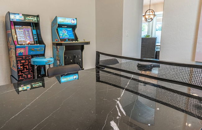 New Listing! Stylish 4 Bdrm W/pool and Game Room - Foto 32