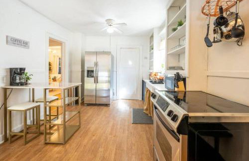 Charming Modern Farmhouse Retreat - Foto 35