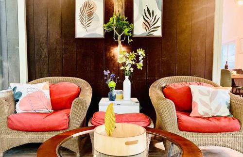 Chalet Retreat w/ Hot Tub, Short Walk to Lake & Pool - Photo 27