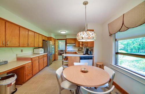 Fifties Beaufort Home with Patio, On Newport River! - Foto 8