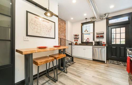 HostWise Stays - Prime Location in Lawrenceville, Exposed Brick 2BR Home - Foto 13