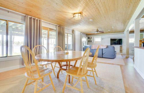 Spacious Lakefront New Auburn Home with Sunroom - Foto 21