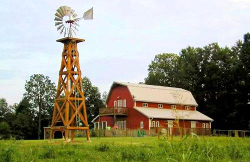 Beautifully Furnished Barn Getaway Located on a Sustainable Living Farm near Metropolis, Illinois - Photo 1