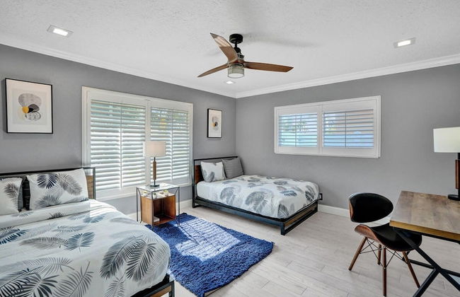 Luxe 4BR Waterfront w Htd Pool 5min to Beach - Foto 45