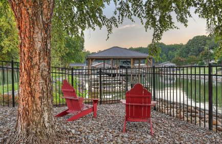 Lakefront Home w Pool, Dock, Fire Pit & Game Room Sip, Sip Away by Avantstay - Foto 108