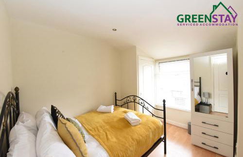 "Honeysuckle House Chester" by Greenstay Serviced Accommodation - Large 3 Bed House, Sleeps 6, Perfect For Contractors, Business Travellers, Families & Groups - Photo 8