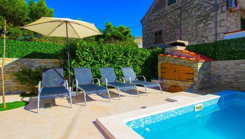 Aquarius Apartments - Beachside with Heated Pool - Photo 3