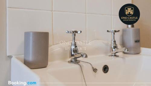 Exclusive Deals l Last-Minute Specials l Free Parking I Short term Booking l Garden I Sleeps Up to 6 l 3 Bed & 2 Bath I One Castle Apartments Short-lets and Serviced Accommodation - Foto 4