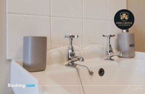 Exclusive Deals l Last-Minute Specials l Free Parking I Short term Booking l Garden I Sleeps Up to 6 l 3 Bed & 2 Bath I One Castle Apartments Short-lets and Serviced Accommodation - Photo 4
