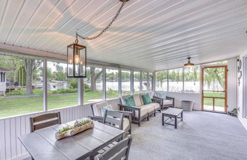 Lakefront Home with Hot Tub and Dock - Foto 4