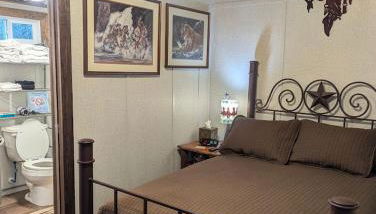 Gerrie's Place at Figment Ranch Foundation Animal Sanctuary near Round Top Texas - Foto 5