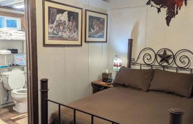 Gerrie's Place at Figment Ranch Foundation Animal Sanctuary near Round Top Texas - Foto 5