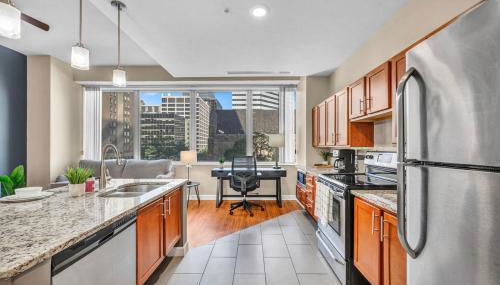 Modern Condo w/ Cathedral Views in Great Location - Foto 4