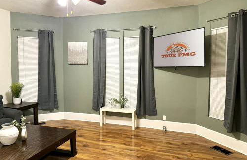 Downtown 1BR Stay Walk to Cafes & Parks - Foto 12