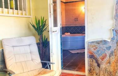 The perfect place to relax Bedroom with hot tub, beautiful tropical garden area. Bbq and big open spaces through all the house.It is located in a quiet place, but still 5 min away from the touristic Puerto Rico and walking distance from the beach - Foto 25