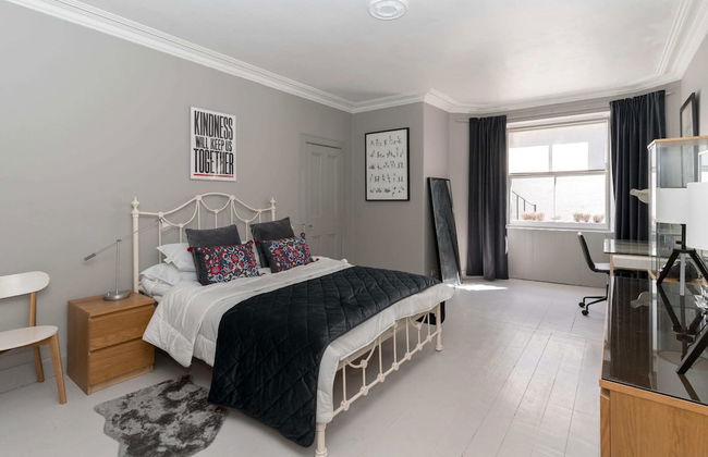Beautiful & Bright 2BD Flat - Haymarket - Photo 2