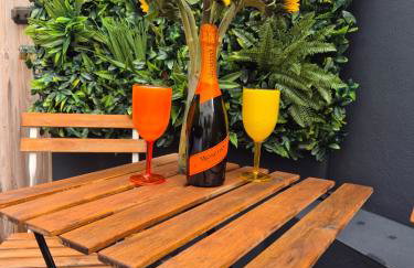 JUNGLE HOT TUB, games room, near eateries, micro brewery, pubs, beauty salons and boutique shops, Argyle, free Netflix, in the heart of Plymouth - Dogs welcome - Hosted by Absolute Accommodation Plymouth - Foto 16