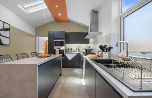4-Bedroom Stunning Luxe, Spacious & Stylish Design House Bolton, Sleeps 11, with Parking Central Bolton, Links to Manchester, Pet-Friendly, Best For Groups! WORK CONTRACTORS SPECIAL OFFER! - by Blue Puffin Stays - Foto 20