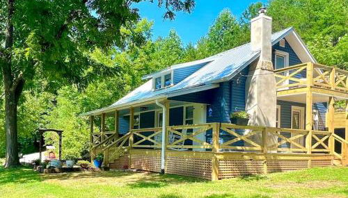 Riverside Relaxer w/Hot Tub+Fire Pit +Wifi & view - Foto 2