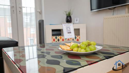 Garfield House, 3 bed house, sleeps 7, Nr Rushden Lakes, allocated parking, corporates welcome - Foto 2