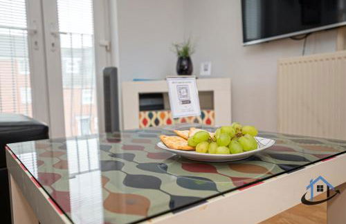 Garfield House, 3 bed house, sleeps 7, Nr Rushden Lakes, allocated parking, corporates welcome - Foto 2