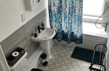 The Hive 2-Bed Apartment with Kitchen and Private Bathroom in Lively Monton Village - Sleeps 4 - Free WiFi - Parking Nearby - Foto 29