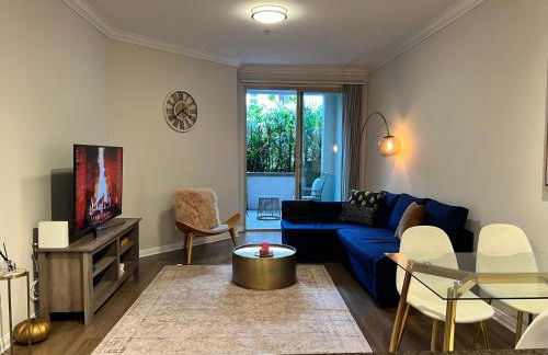 Spacious 1bdrm apartment 10 mins to Cedars-Sinai by car FREE Parking, King bed - Photo 2