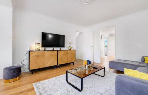 Luxury 5 BDR 2 BA House with Parking in Sandhurst By 360Stays - Photo 5