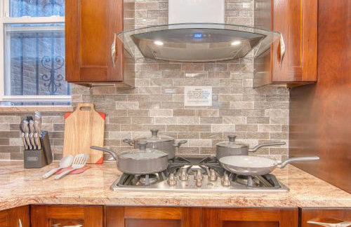 Bushwick Gem with Spacious King Bed, 2 Baths with Modern Kitchen & Steps to train - Foto 8