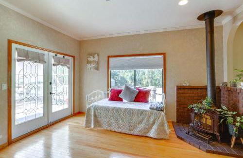 3 Mi to Sequoia Park Zoo Spacious Home with Sunroom - Foto 13