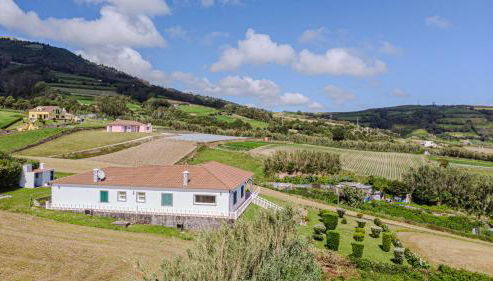 Hydrangea House - Photo 2