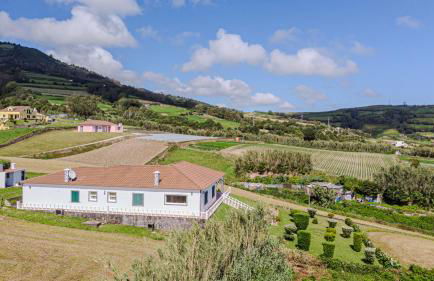 Hydrangea House - Photo 2